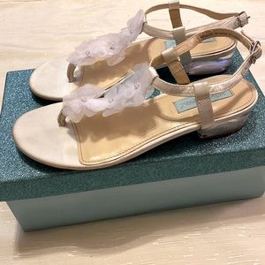 Betsy Johnson acrylic low heel white sandals, fabric glower on T/strap